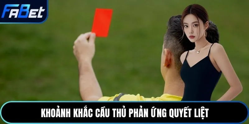 Khoảnh khắc cầu thủ phản ứng quyết liệt